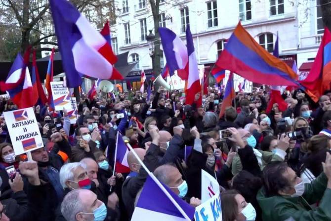 В Париже тысячи армян проводят акцию с требованием признать независимость Арцаха