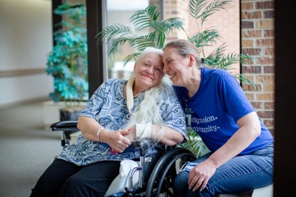 В США две сестры нашли друг друга спустя 50 лет благодаря коронавирусу