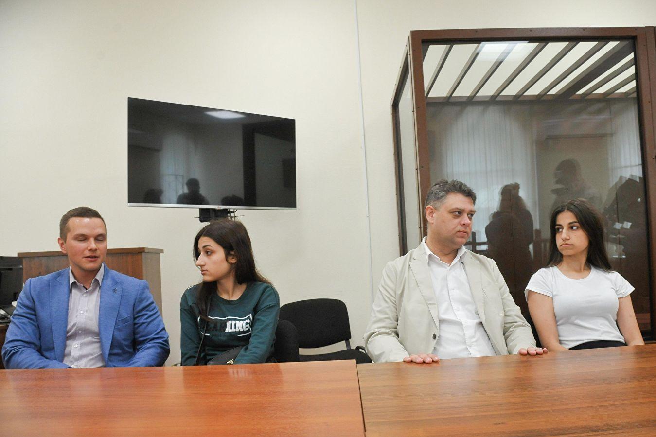 Суд на 3 месяца продлил меру пресечения сестрам Хачатурян