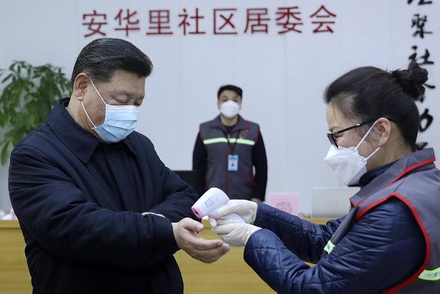 Бесконтактно: в Китае разработали специального робота, способного одновременно измерять температуру у нескольких человек