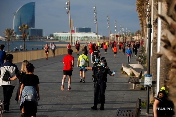 В Испании правительство оставило обязательный масочный режим в публичном пространстве и после окончания режима ЧП