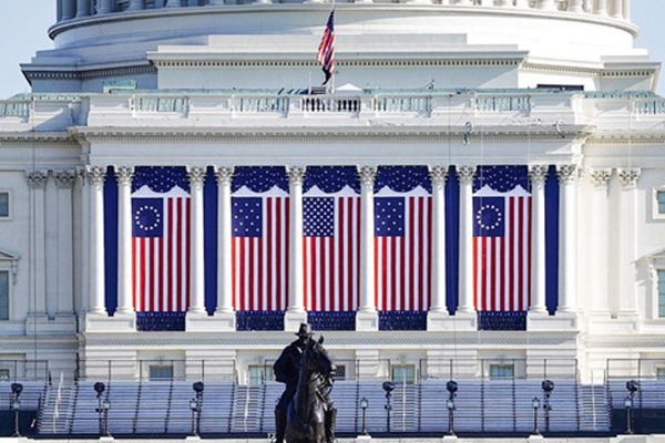 История одной традиции: почему в день инаугурации Капитолий украшают три разных американских флага?
