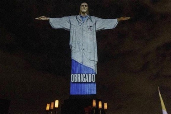 В Бразилии поблагодарили врачей со всех уголков земного шара, написав слово «спасибо» на девяти языках на статуе Христа-Искупителя