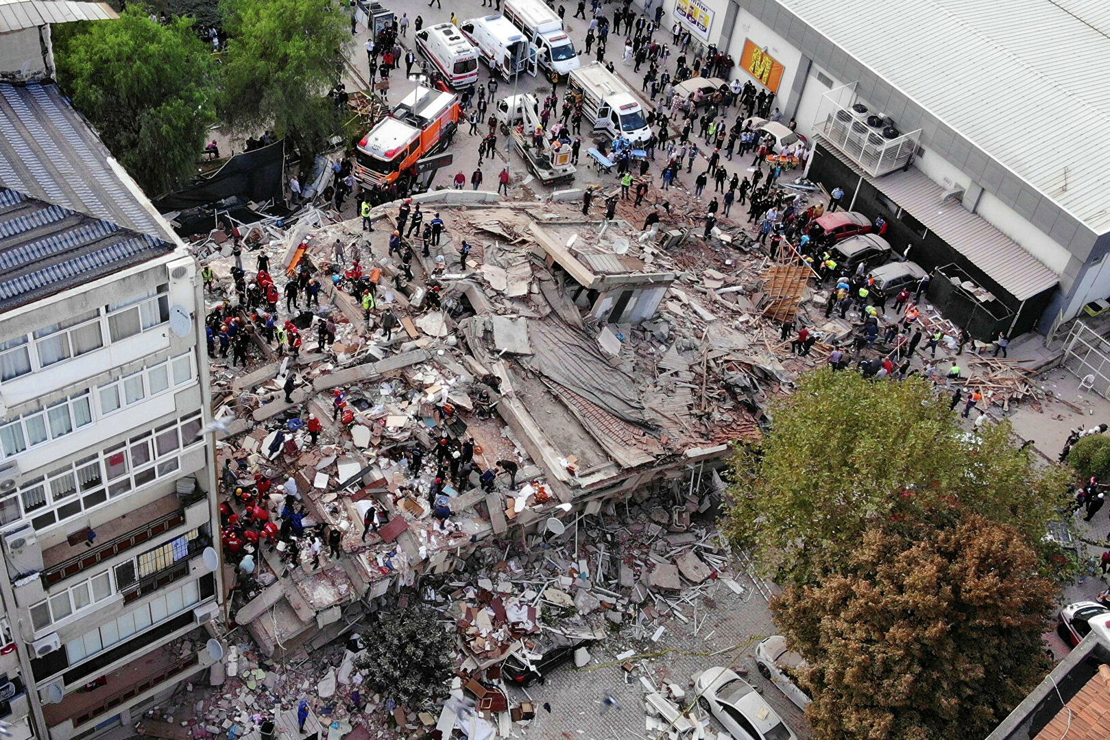 Число погибших при землетрясении в Турции выросло до 76, 962 - ранены