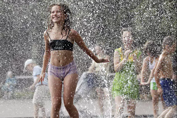 Снимай трусы купаться. Девочка купается в фонтане. Девушки купаются в фонтане. Лето жара девушки. Дети купаются в фонтане.