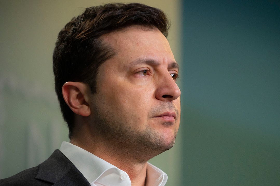Зеленский разрешил жителям Украины использовать оружие