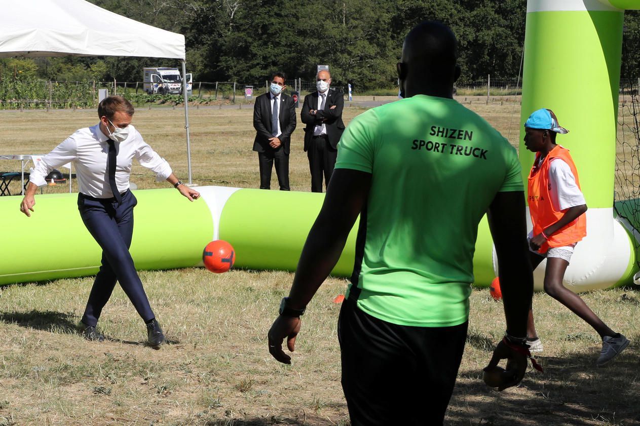 Эммануэль Макрон во время встречи с молодежью сыграл с ними футбол: и не без кикса 