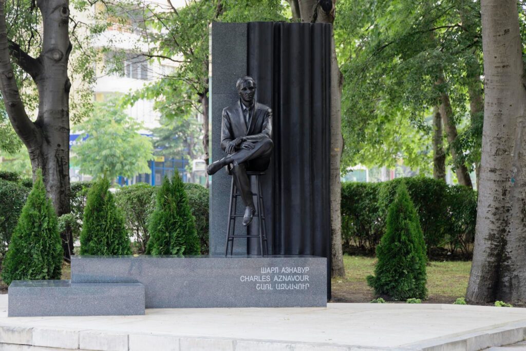 В болгарском городе Варна открыли памятник Шарлю Азнавуру