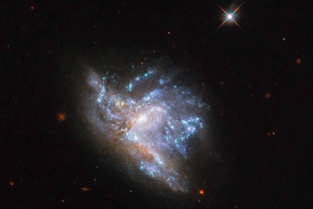 NASA опубликовало снимок двух галактик, которые сливаются воедино:  такая же судьба ждет и нашу галактику через 4 миллиарда лет