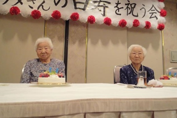 Японских сестер, которым скоро исполнится 108 лет, признали старейшими в мире близнецами