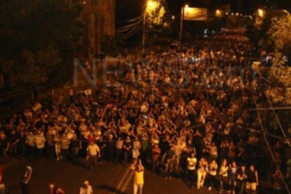 Հնչում են կրակոցներ, իրավիճակը լարված է. ուղիղ միացում.