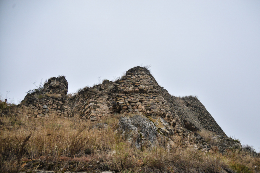 Интересные находки: при раскопках Тавушской крепости обнаружены керамические изделия, надгробия и пятистрочная надпись