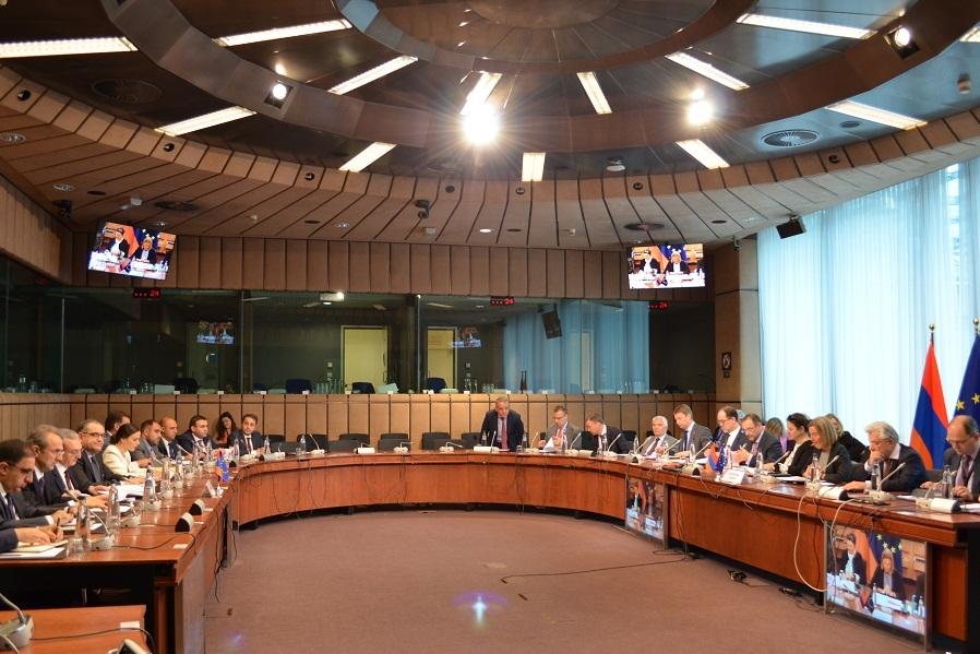 DW: Что политики ЕС обсуждали в Брюсселе с новыми властями Армении