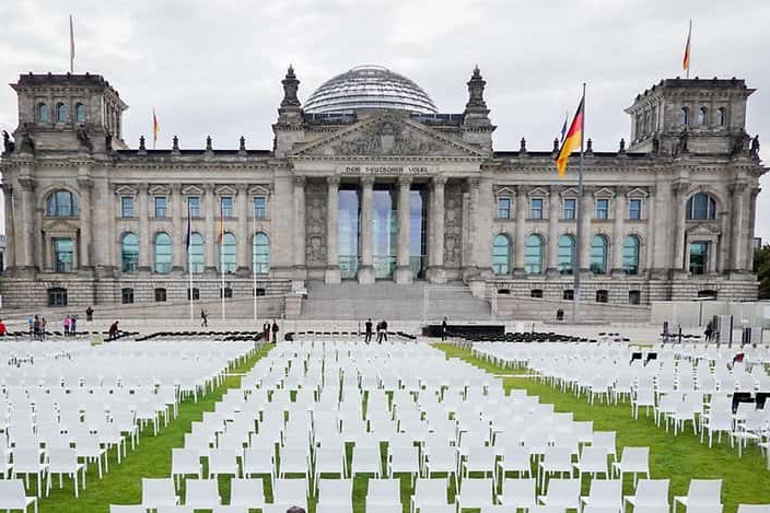 13 тыс. белых стульев перед Бундестагом в Берлине: акция с просьбой принять беженцев