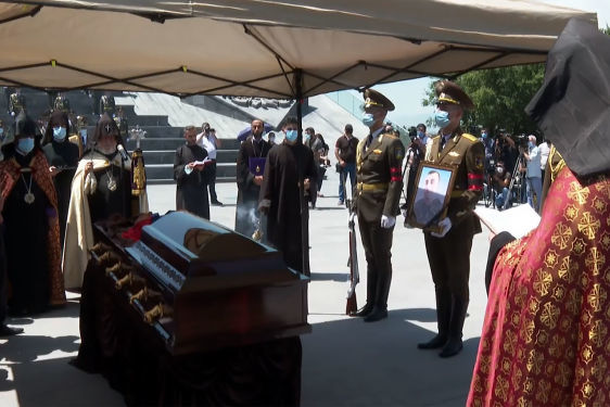 В пантеоне Ераблур состоялись похороны майора Гаруша Амбарцумяна