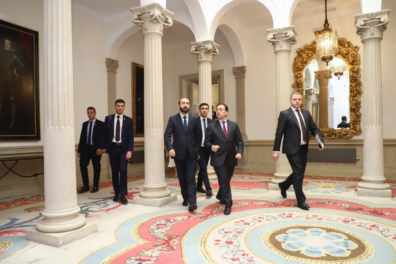 Арарат Мирзоян провел частную беседу с министром иностранных дел Испании