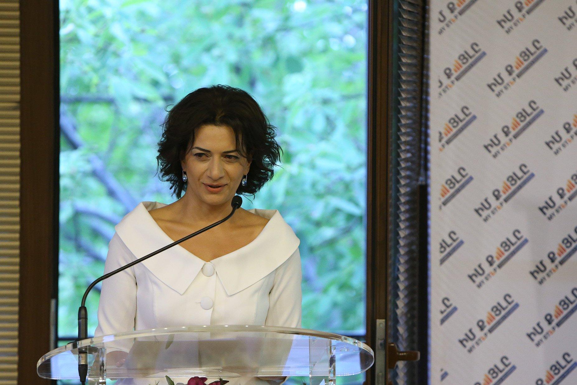 Վարչապետի կինը չի պատրաստվում միջնորդել աշխատանքի տեղավորման հարցում՝ անկախ նրանից, թե ով քանի անգամ է իր հետ սուրճ խմել 