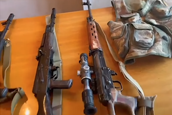 Автоматы, снайперская винтовка и патроны: шестеро военных сдали в СНБ много оружия
