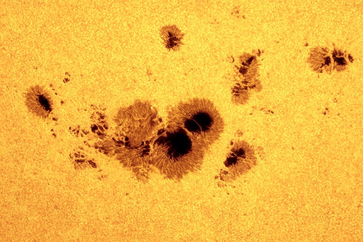 Огромное пятно на Солнце резко увеличилось в размерах, но ученые не ждут опасных сюрпризов