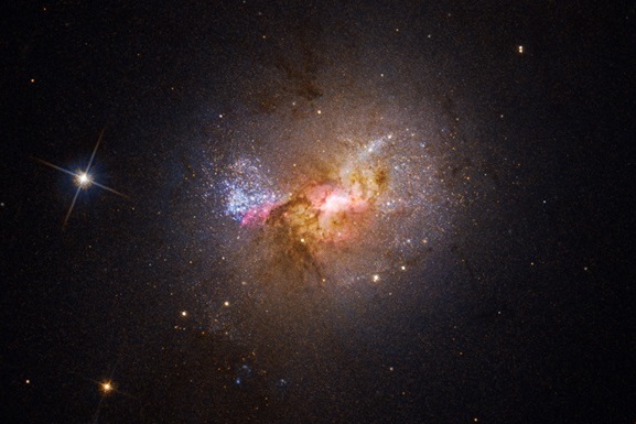 Космический телескоп Hubble запечатлел черную дыру, которая создает, а не поглощает звезды