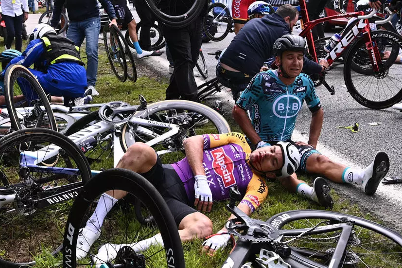 Болельщица с плакатом вызвала падение десятка велосипедистов, участвовавших в первом этапе гонки «Тур де Франс»