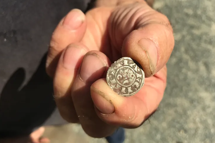 Во Франции обнаружен древний клад из тысяч монет XIII века