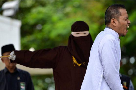 Индонезиец боролся за ужесточение наказания за супружеские измены, а сам попался на связи с замужней женщиной 
