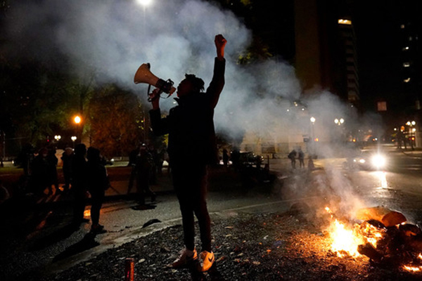 В США начались задержания протестующих, требующих признать победу Байдена