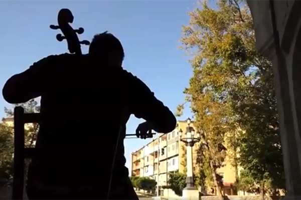 Культура не имеет границ: виолончелист Севак Аванесян, как и обещал, дал концерт в Верхней мечети в Шуши