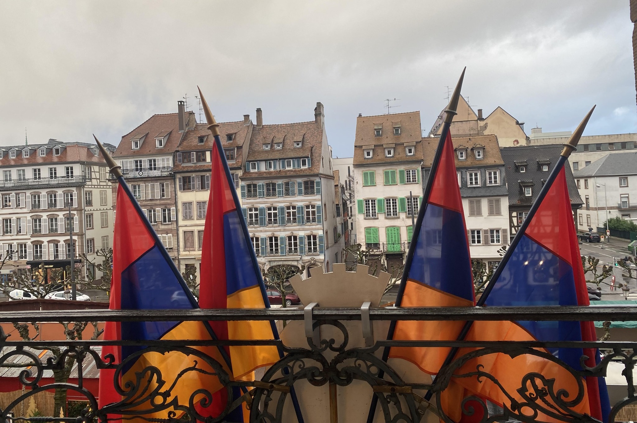 В знак солидарности с Арменией и ее народом: с сегодняшнего дня армянский триколор развевается на здании мэрии Страсбурга 