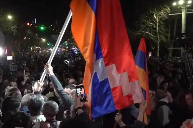 Հավաքի մասնակիցները «Ֆրանսիայի հրապարակ»-ի կենտրոնում կանգնեցրին Արցախի դրոշը, հնչեցրին «Երազ իմ երկիր հայրենի» երգը