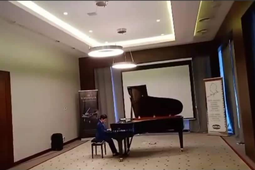 Ученик Музыкальной школы Ахалкалаки Арсен Карапетян удостоился специального приза от известного итальянского пианиста