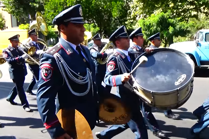 ՀՀ ոստիկանության զորքերի նվագախմբի քայլերթը՝ անկախության օրվա առթիվ