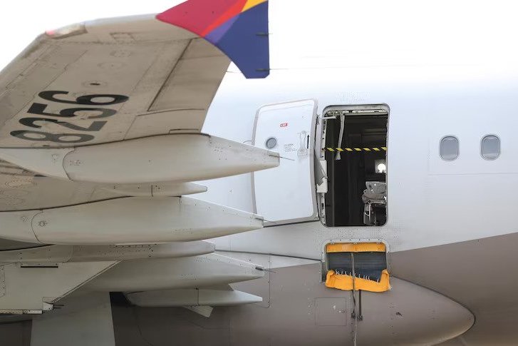 Пассажир  сумел открыть дверь самолета во время захода на посадку на высоте 250 метров