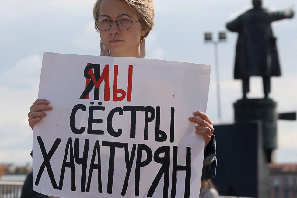 В воскресенье в Санкт-Петербурге сотни людей вышли на митинг в поддержку сестер Хачатурян