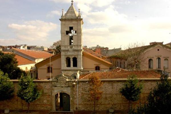 Прихожан армянской церкви в Стамбуле забросали камнями