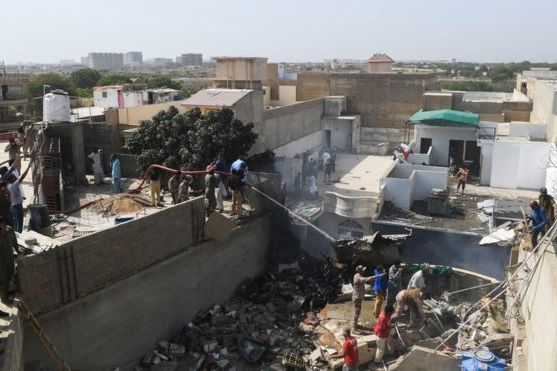 В Пакистане пассажирский самолет упал на жилые дома