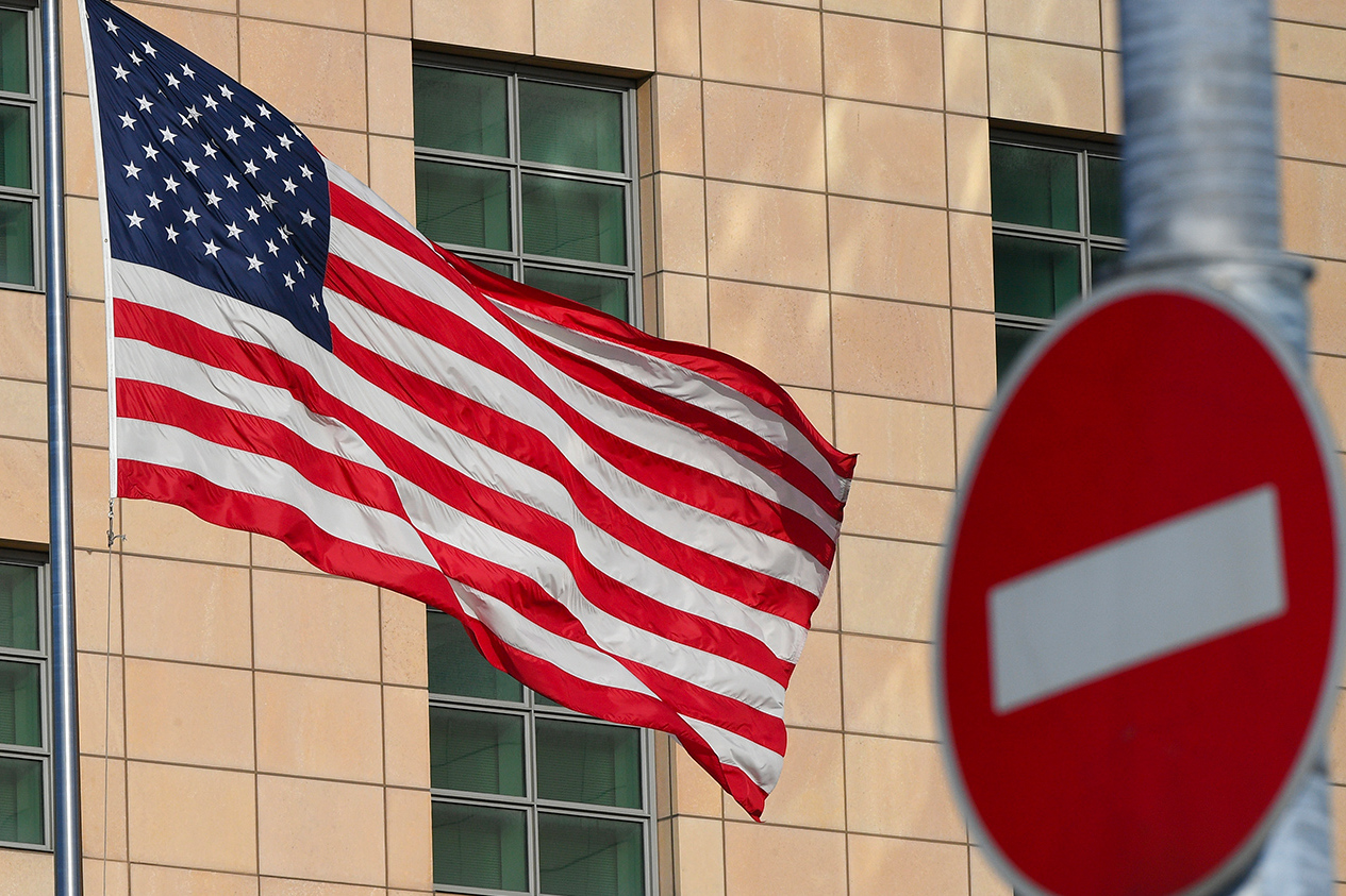 Посольство США в Москве приостановило рассмотрение виз для недипломатических поездок