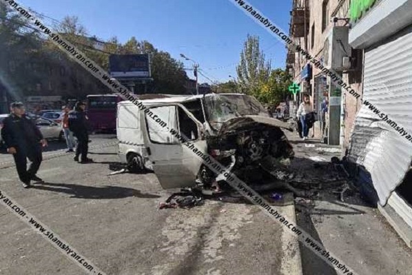 В Ереване грузовой микроавтобус влетел в магазин игрушек и аптеку