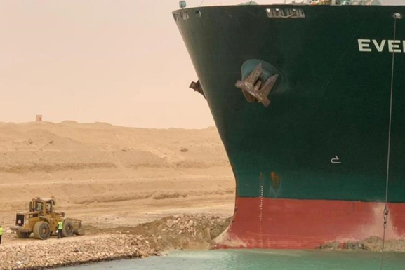 Из Суэцкого канала не могут освободить застрявший контейнеровоз: на месте образовалась пробка из морских судов