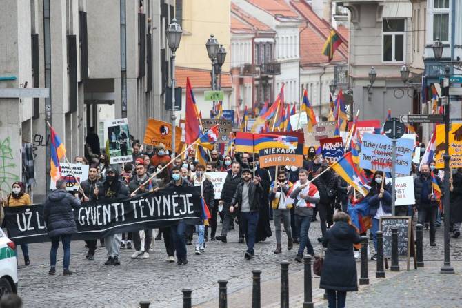 Армянская община в центре Вильнюса провела шествие против азербайджано-турецкой агрессии