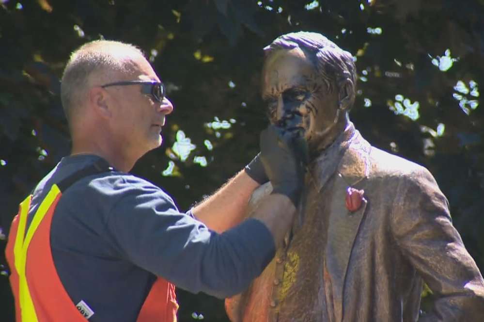 В Канаде вандалы осквернили памятник бывшему премьеру страны Трюдо-старшему