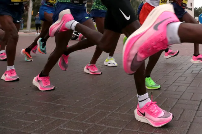 Из-за слишком хороших результатов марафонцев кроссовки Nike чуть не запретили на соревнованиях. Они помогают побеждать не очень честно