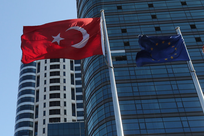 Лидер ЕНП в Европарламенте назвал исторической ошибкой переговоры о приеме Турции в ЕС
