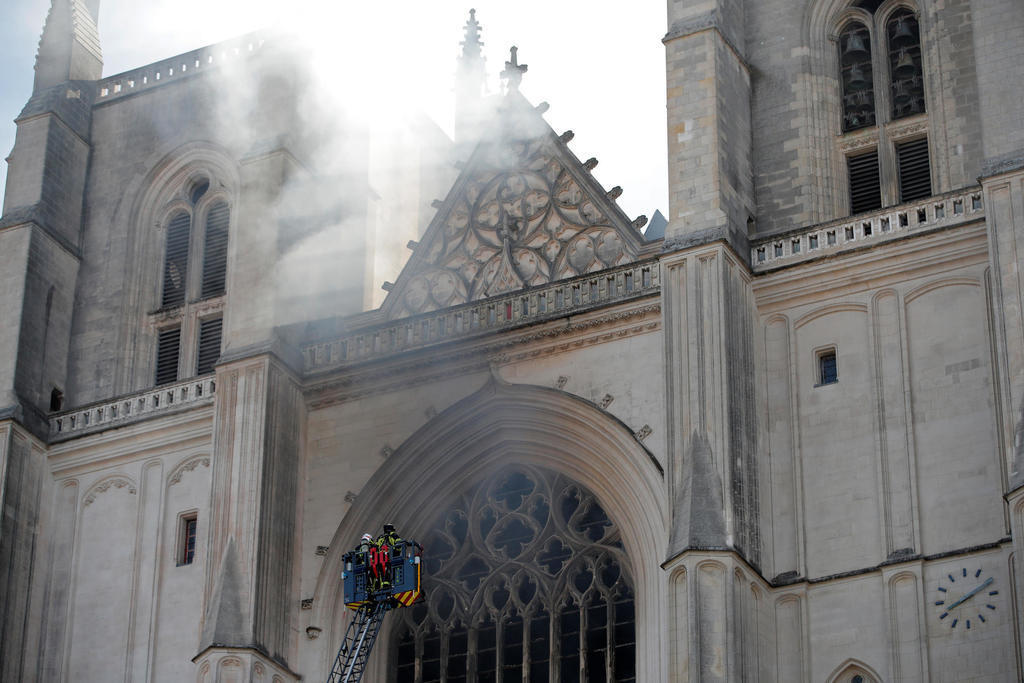 Во Франции по делу о поджоге в соборе Святых Петра и Павла в Нанте, задержан выходец из Руанды