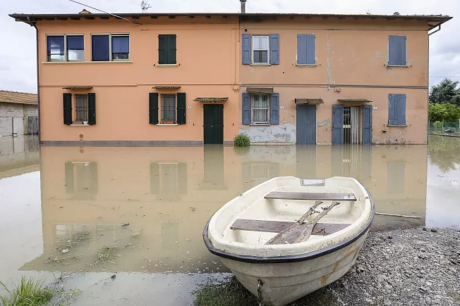 Самые катастрофические последствия за 100 лет: 13 человек погибли из-за наводнений в Италии, тысячи жителей эвакуированы