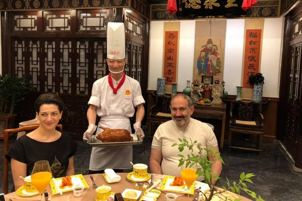 «Ցնցված ենք չինական հյուրընկալությունից»․ Փաշինյանը տիկնոջ հետ հրավիրվել է 150 տարվա չինական ռեստորան
