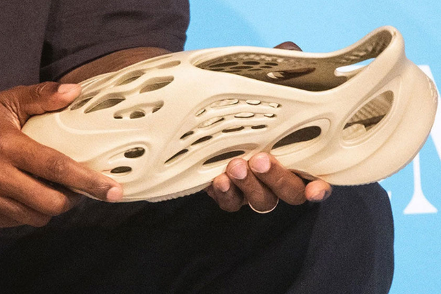 Пожнем то, что посеем: Канье Уэст представил новый прототип обуви из своей коллекции Yeezy – кроссовки из водорослей