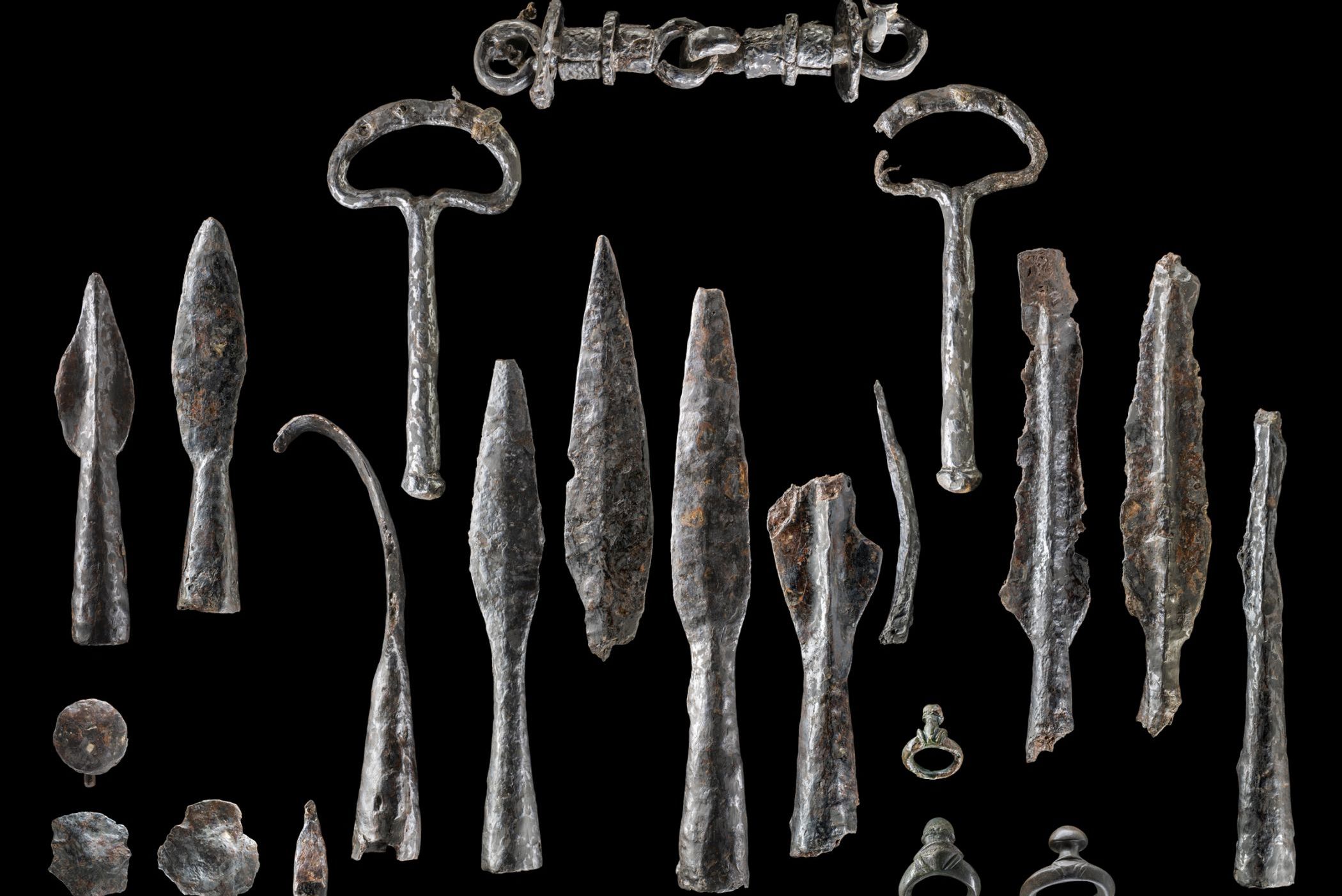 На вершине горы в Германии нашли клад оружия железного века
