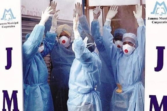 Пока в мире создают вакцину от коронавируса, в Индии начинают лечить заразившихся людей с помощью аюрведы